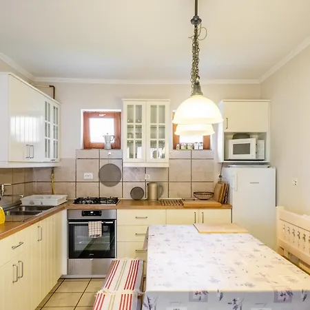 Vamosi Vendeghaz * Nemesvámos